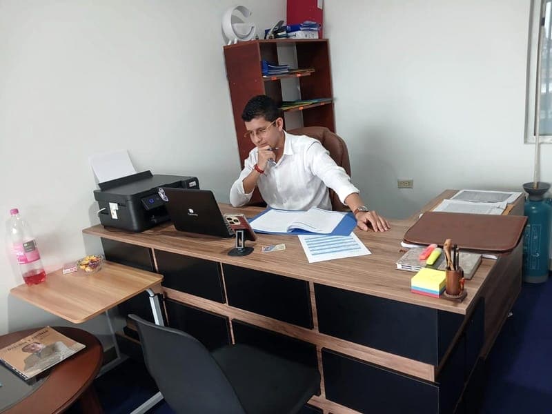 Escritorio de atención del estudio jurídico LEX-NAMASTÉ en Lago Agrio.
